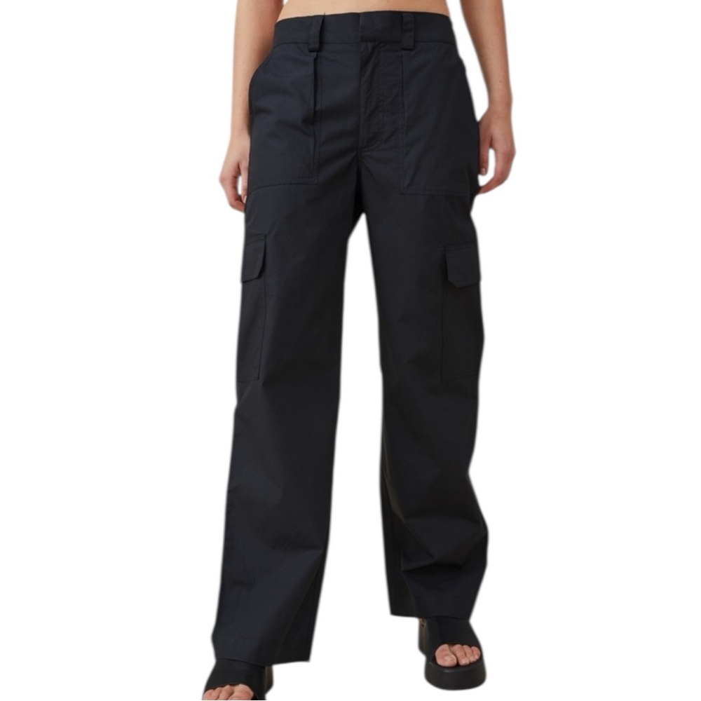 CLUB MONOCO Cotton Blend Cargo Capris in Black Size 6 — ON TREND!!!